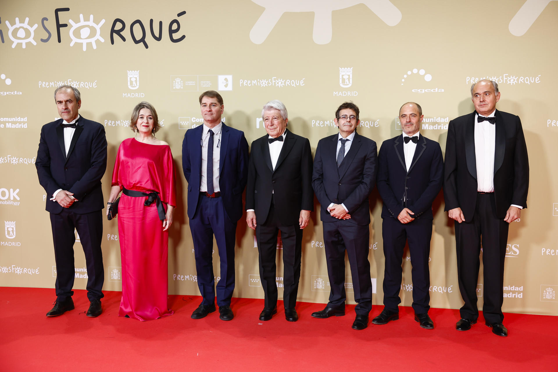 El presidente de EGEDA, Enrique Cerezo (c), acompañado por otras autoridades a su llegada a la entrega de los ´Premios Forqué´ hoy sábado en el recinto ferial Ifema de Madrid. EFE / Daniel González.
