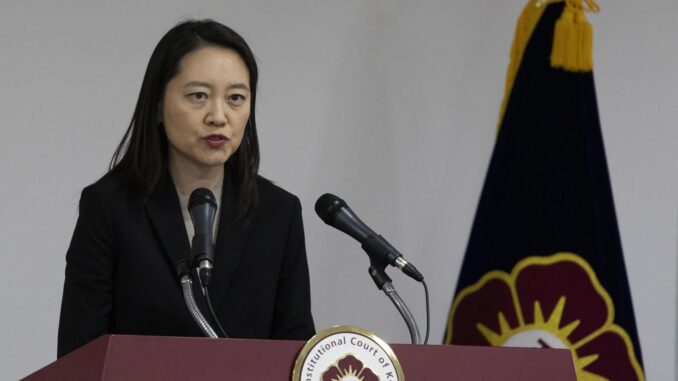 Lee Jin, portavoz del Tribunal Constitucional de Corea del Sur, habla durante una conferencia de prensa en Seúl, el 16 de diciembre de 2024. EFE/EPA/JEON HEON-KYUN
