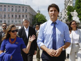 Fotografía de archivo del 10 de junio de 2023 del primer ministro canadiense, Justin Trudeau (d), y la ministra de Finanzas de Canadá, Chrystia Freeland (i), visitando el Muro de la Memoria, en Kiev (Ucrania). EFE/ EPA/ Valentyn Ogirenko/