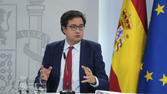 El ministro para la Transformación Digital y de la Función Pública, Óscar López, comparece en la rueda de prensa posterior al Consejo de Ministros en el Palacio de la Moncloa en Madrid, este martes. EFE/ Borja Sanchez-Trillo
