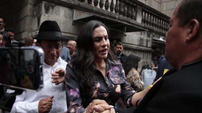 La vicepresidenta de Ecuador, Verónica Abad, a su llegada a la Vicepresidencia donde no le permitieron el ingreso, luego del fallo judicial a su favor este lunes, en Quito (Ecuador). EFE/ Henry Lapo
