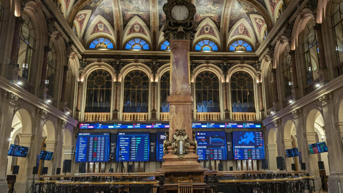 Imagen de la Bolsa de Madrid, a cuyo cierre ha bajado un 0,38%. EFE/ Vega Alonso
