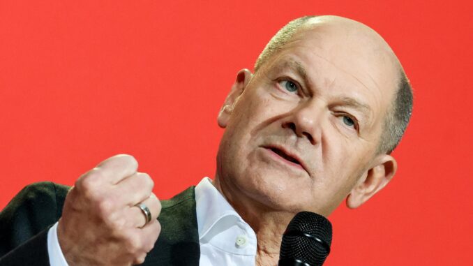 El canciller alemán Olaf Scholz del Partido Socialdemócrata (SPD) habla durante el evento de presentación de campaña del SPD para las elecciones federales de 2025 en Berlín, Alemania, el 17 de diciembre de 2024.  (Elecciones, Alemania) EFE/EPA/FILIP SINGER
