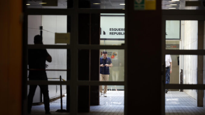 Imagen de archivo de la entrada de la sede central de ERC en Barcelona. EFE/Alberto Estévez
