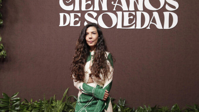 La directora de la serie de Netflix 'Cien años de soledad', Laura Mora, posa en la alfombra roja de la presentación de la serie este lunes, en Bogotá (Colombia). EFE/ Carlos Ortega
