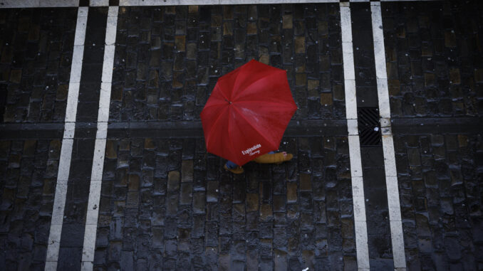 Una persona se protege de la lluvia con un paraguas, en una fotografía de archivo. EFE/ Villar López
