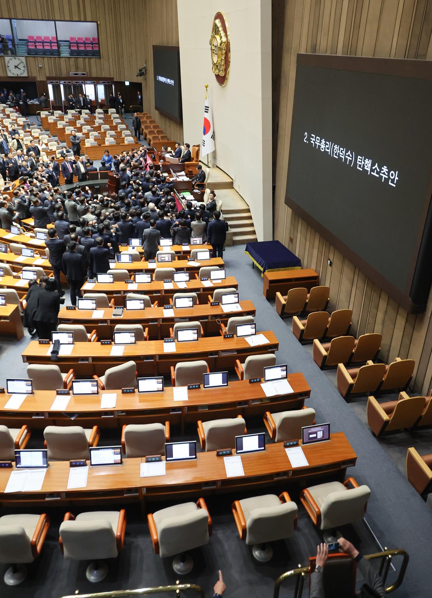 Legisladores del gobernante Partido del Poder Popular (PPP) protestan ante el presidente de la Asamblea Nacional, Woo Won-sik, antes de una votación sobre la moción presentada por la oposición para destituir al primer ministro y presidente en funciones, Han Duck-soo, en Seúl, el 27 de diciembre de 2024. EFE/EPA/YONHAP SOUTH KOREA OUT
