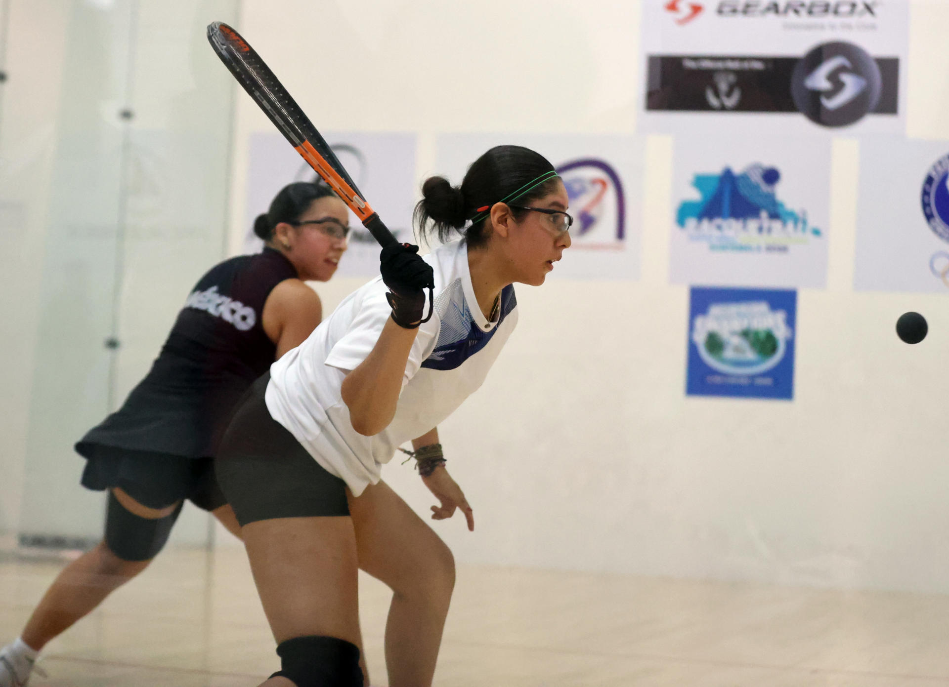 La boliviana Camila Rivero, devuelve una bola durante un partido en el XXXV Campeonato Mundial Juvenil de raquetbol en Ciudad de Guatemala (Guatemala). EFE / Fernando Ruiz
