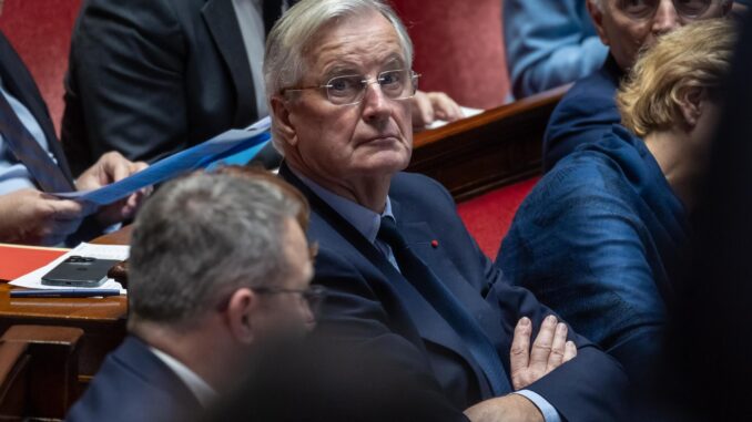 El primer ministro francés Michel Barnier (C) asiste a la sesión semanal de preguntas al gobierno, en la Asamblea Nacional en París, Francia, 03 de diciembre de 2024. El gobierno francés se enfrenta a una moción de censura que se votará el 04 de diciembre en la Asamblea Nacional. (Francia) EFE/EPA/CHRISTOPHE PETIT TESSON
