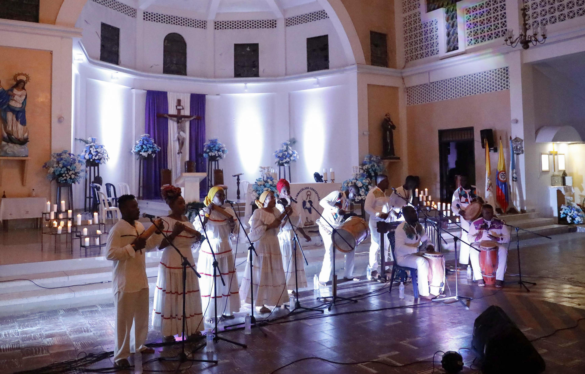 Fotografía del 6 de diciembre de un grupo de cantoras en el Festival Internacional de Música Sacra, durante la gira 'Colombia es Música Sacra', en Guapi (Colombia). EFE/Juan Diego López
