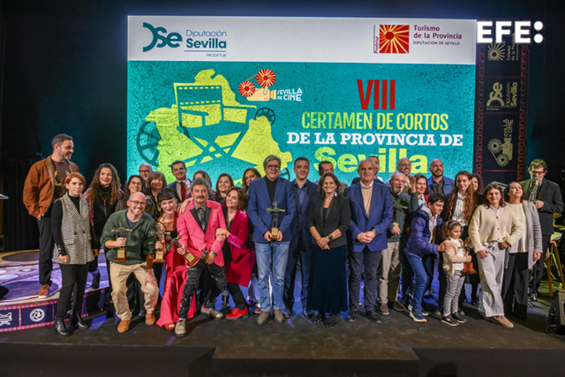 - Fotografía de familia con los premiados en la gala final del Certamen de Cortos de la Provincia de Sevilla, que convoca la Diputación a través de Prodetur, que se ha celebrado esta noche en Sevilla. EFE/ Raúl Caro
