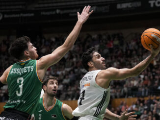 El base del Joventut Pep Busquets (i) y el base argentino del Real Madrid, Facundo Campazzo (d), durante el partido de Liga Endesa de baloncesto que se disputó en el Olímpico de Badalona. EFE/ Enric Fontcuberta.