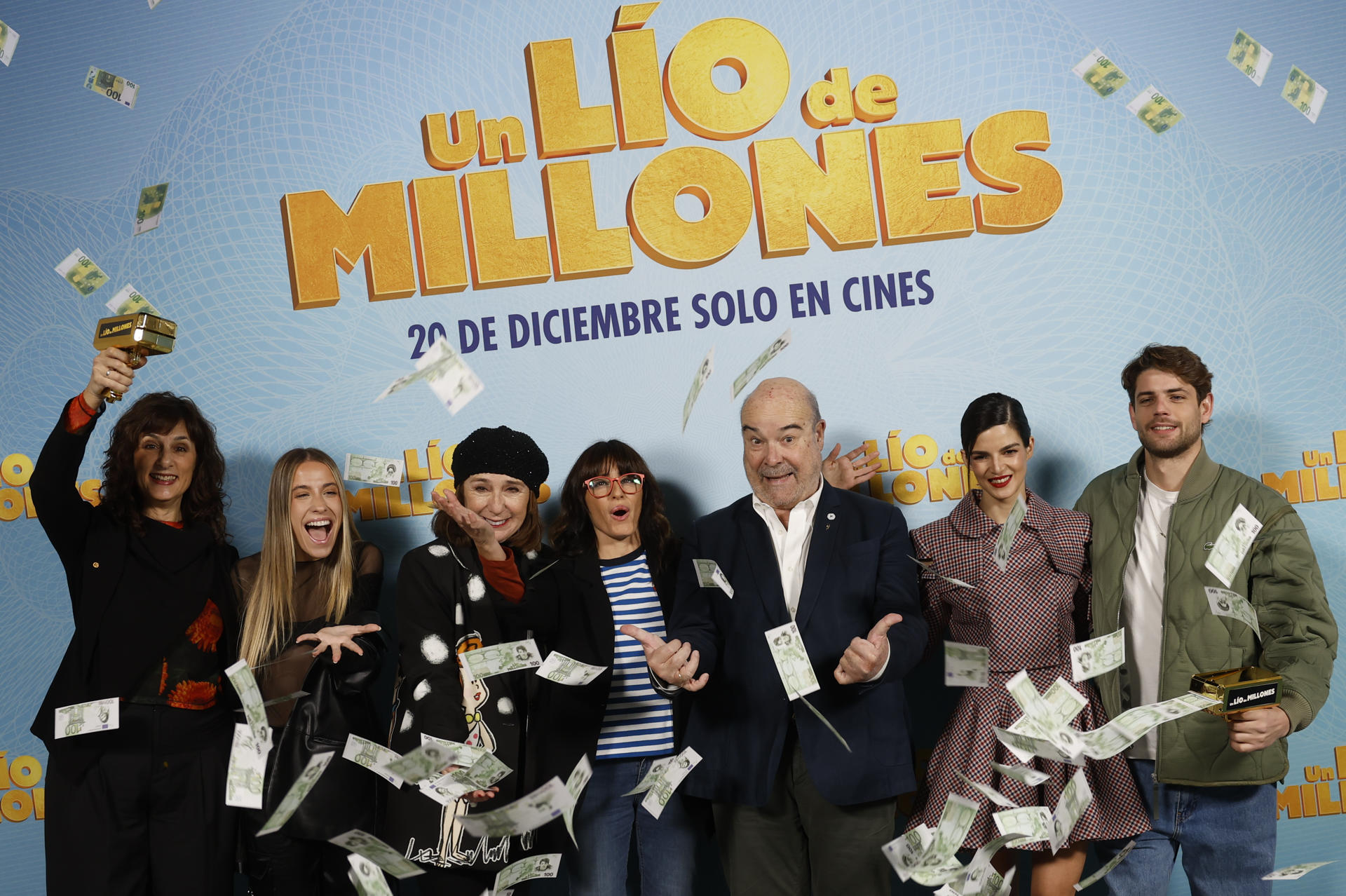 La cineasta Susana Béjar (c) y los actores Antonio Resines (3d), Clara Lago (2d), Gracia Olayo (3i) y Alberto Olmo (d), entre otros, durante la presentación de la comedia 'Un lío de millones' que se estrenará en salas de toda España el 20 de diciembre. EFE/ Mariscal
