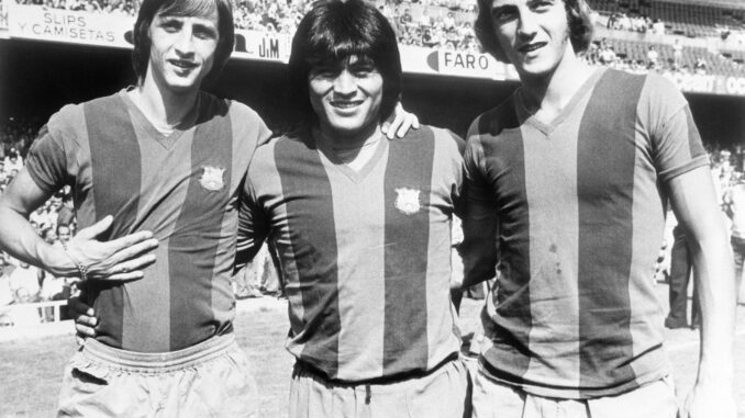 Foto de archivo del 29-7-1974 del peruano Hugo 'Cholo' Sotil (c) junto a los holandeses Johan Cruyff (i) y Johan Neeskens (d), durante la presentación de la plantilla del Barcelona 1974-75. EFE/ra
