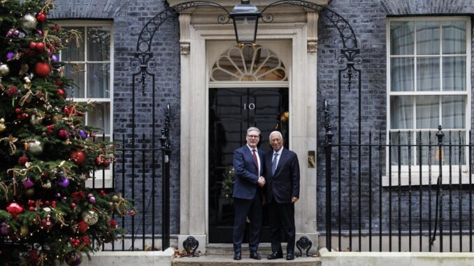 El Primer Ministro británico Keir Starmer (I) da la bienvenida al Presidente del Consejo Europeo Antonio Costa en el 10 de Downing Street en Londres, Reino Unido, 12 de diciembre de 2024. (United Kingdom, London) EFE/EPA/TOLGA AKMEN
