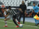 Patryck, de Sao Paulo, marca a Luiz Henrique (d), de Botafogo en el estadio Olímpico Nilton Santos, en Río de Janeiro. EFE/ Antonio Lacerda