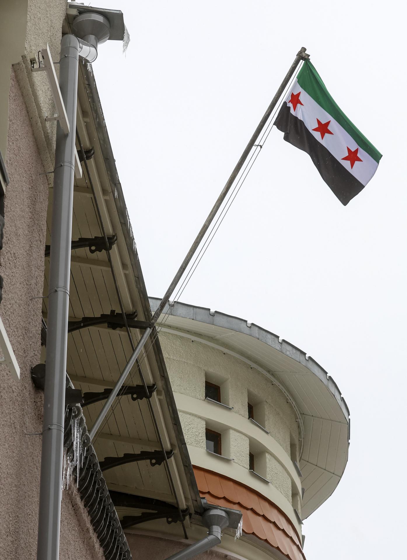 La bandera de la oposición siria ondea en el edificio de la embajada siria en Moscú, Rusia, 09 de diciembre de 2024. 
EFE/EPA/SERGEI ILNITSKY
