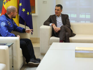 El presidente del gobierno, Pedro Sánchez (d), mantiene un encuentro con el astronauta español de la Agencia Espacial Europea (ESA) Pablo Álvarez este lunes en el palacio de la Moncloa en Madrid. EFE/Kiko Huesca