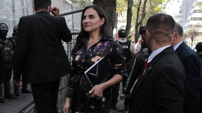 Fotografía de archivo en dondeo se ve a la vicepresidenta de Ecuador, Verónica Abad, a su llegada a la Vicepresidencia, donde no le permitieron el ingreso, luego del fallo judicial a su favor el lunes pasado, en Quito (Ecuador). EFE/ Henry Lapo
