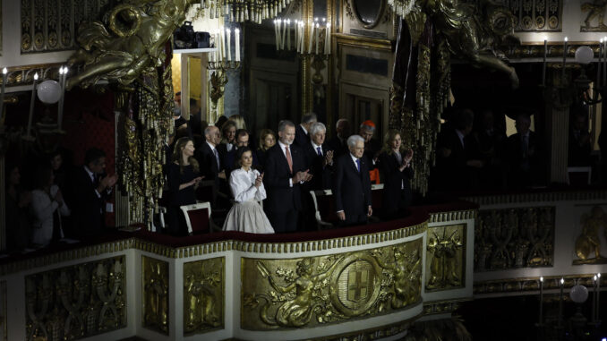 El rey Felipe VI acompañado de la reina Letizia y otras autoridades, durante una ceremonia celebrada este jueves en el Teatro San Carlos de Nápoles (Italia), en la que ha sido investido como Doctor Honoris Causa por la Universidad Federico II de Nápoles, coincidiendo con el VIII centenario de su fundación, en el ámbito de su viaje oficial que finaliza hoy. EFE/Chema Moya
