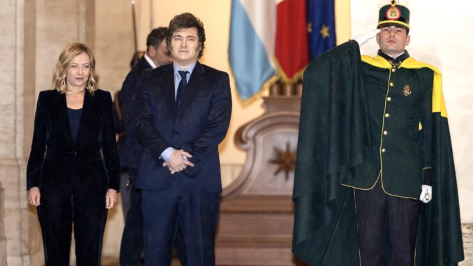 La Primera Ministra italiana Giorgia Meloni (I) da la bienvenida al Presidente argentino Javier Milei (C) en el Palacio Chigi durante su visita a Roma, Italia, el 13 de diciembre de 2024. El presidente argentino está en una visita oficial a Roma, donde asistirá al festival anual Atreju del partido Hermanos de Italia el 14 de diciembre. (Italy, Rome) EFE/EPA/MASSIMO PERCOSSI
