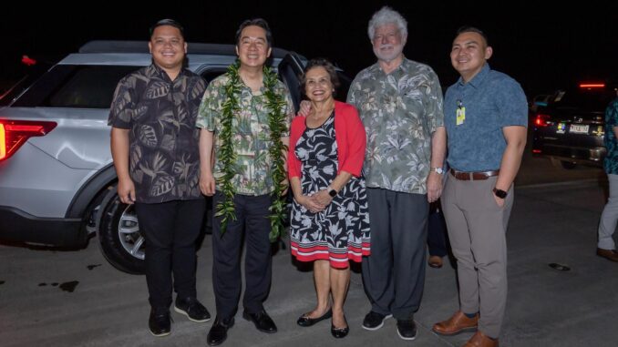 Una foto de archivo proporcionada por la Oficina Presidencial de Taiwán el 5 de diciembre de 2024, muestra al presidente taiwanés William Lai (2-I) posando con la gobernadora de Guam, Lou Leon Guerrero (C), a su llegada para una escala en el aeropuerto de Guam, EE. UU., el 04 de diciembre de 2024. EFE/EPA/OFICINA DE PRESIDENCIA DE TAIWÁN - USO EDITORIAL SOLAMENTE/SIN VENTAS
