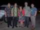 Una foto de archivo proporcionada por la Oficina Presidencial de Taiwán el 5 de diciembre de 2024, muestra al presidente taiwanés William Lai (2-I) posando con la gobernadora de Guam, Lou Leon Guerrero (C), a su llegada para una escala en el aeropuerto de Guam, EE. UU., el 04 de diciembre de 2024. EFE/EPA/OFICINA DE PRESIDENCIA DE TAIWÁN - USO EDITORIAL SOLAMENTE/SIN VENTAS