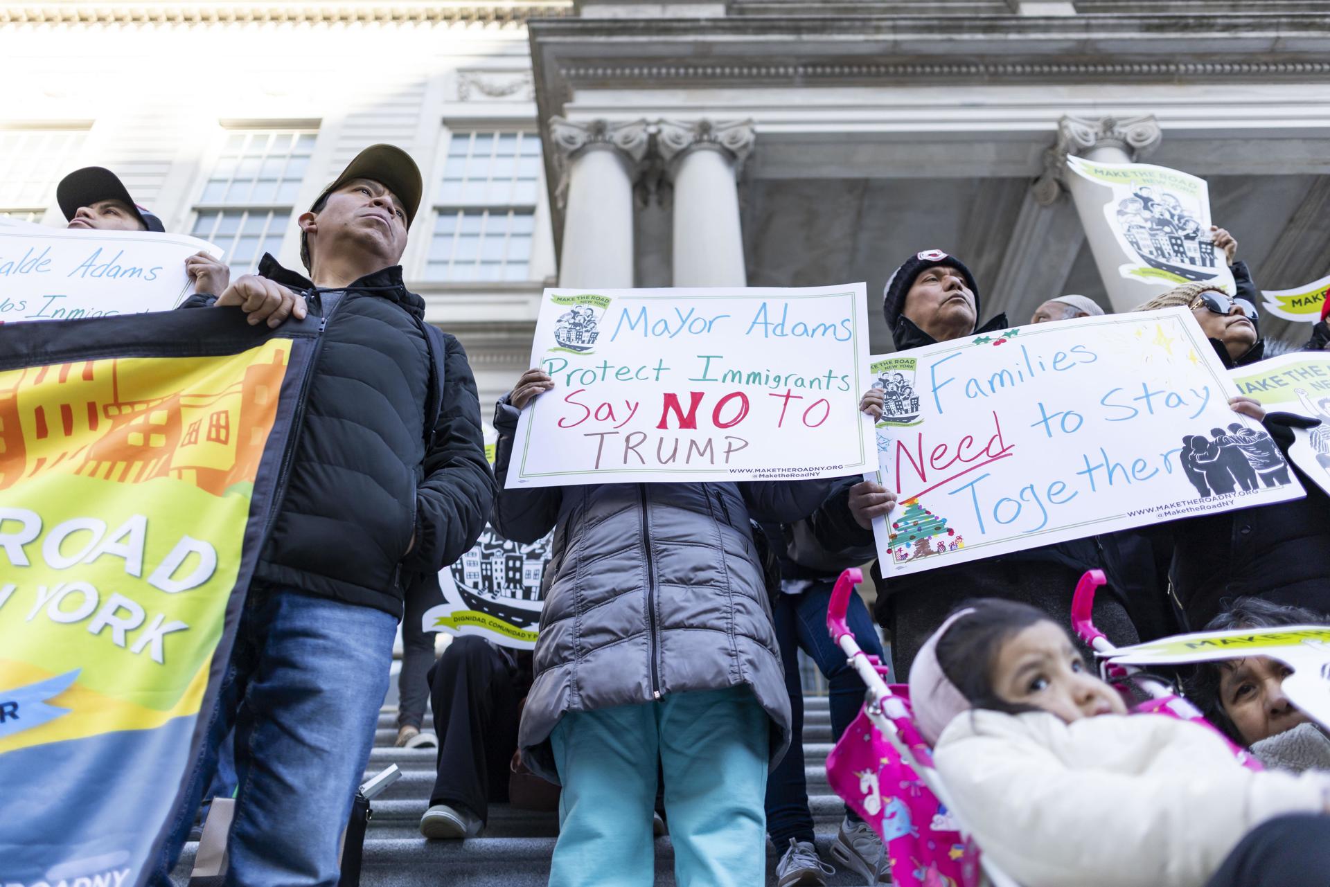 Migrantes se manifiestan en las escaleras del Ayuntamiento de la Ciudad de Nueva York para pedir al alcalde, Eric Adams, que proteja a las comunidades inmigrantes de los cambios esperados en las políticas federales de inmigración y su aplicación, en Nueva York, EE. UU., 18 de diciembre de 2024.EFE/EPA/Justin Lane
