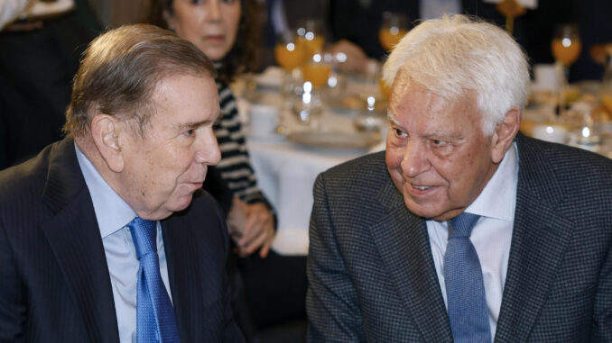 El expresidente del gobierno español Felipe González (d) y el dirigente opositor venezolano Edmundo González (i), en un desayuno informativo este lunes en Madrid. El expresidente español hizo este lunes un llamamiento al Ejecutivo español para que contribuya al regreso del opositor venezolano a su país, igual que ayudó a sacarlo el pasado mes de septiembre. EFE/ Mariscal
