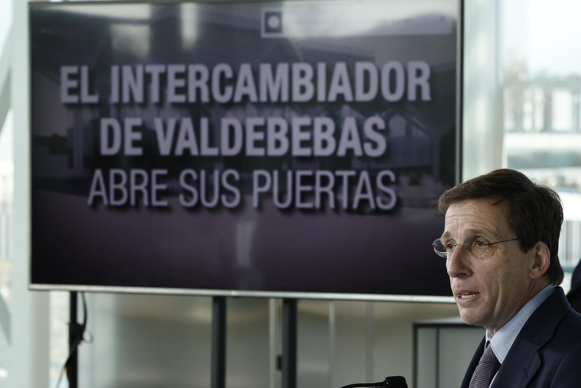 El alcalde de Madrid, José Luis Martínez Almeida, interviene en la inauguración este martes del intercambiador de Valdebebas. EFE/ Sergio Perez
