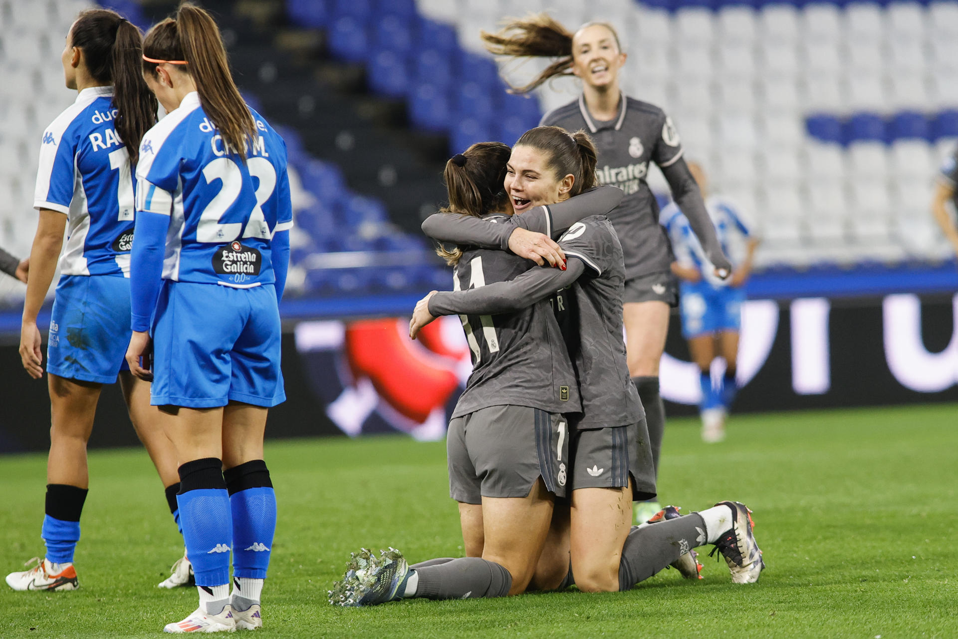 La jugadora del Real Madrid, Alba Redondo (c), celebra su gol durante el encuentro de la jornada 13 de La Liga F disputado este sábado en el Estadio Municipal de Riazor, en A Coruña. EFE/ Kiko Delgado
