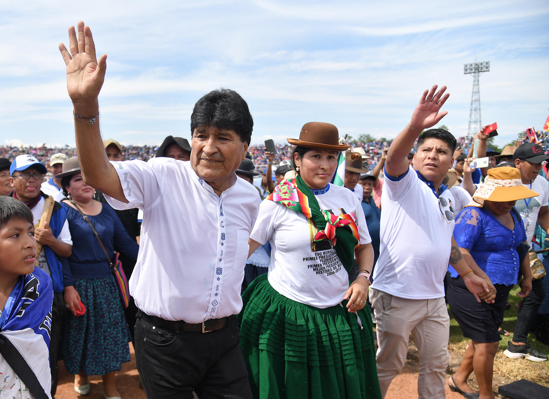 El expresidente de Bolivia Evo Morales (2006-2019), camina junto a simpatizantes este miércoles, en el estadio de Chimoré (Bolivia). Una multitud de seguidores de Morales proclamó al político como "candidato único" para las elecciones de 2025, "con o sin el MAS (Movimiento al Socialismo)" e incluso si es encarcelado por el caso de trata agravada de personas en el que existe una orden de aprehensión en su contra. EFE/ Jorge Abrego
