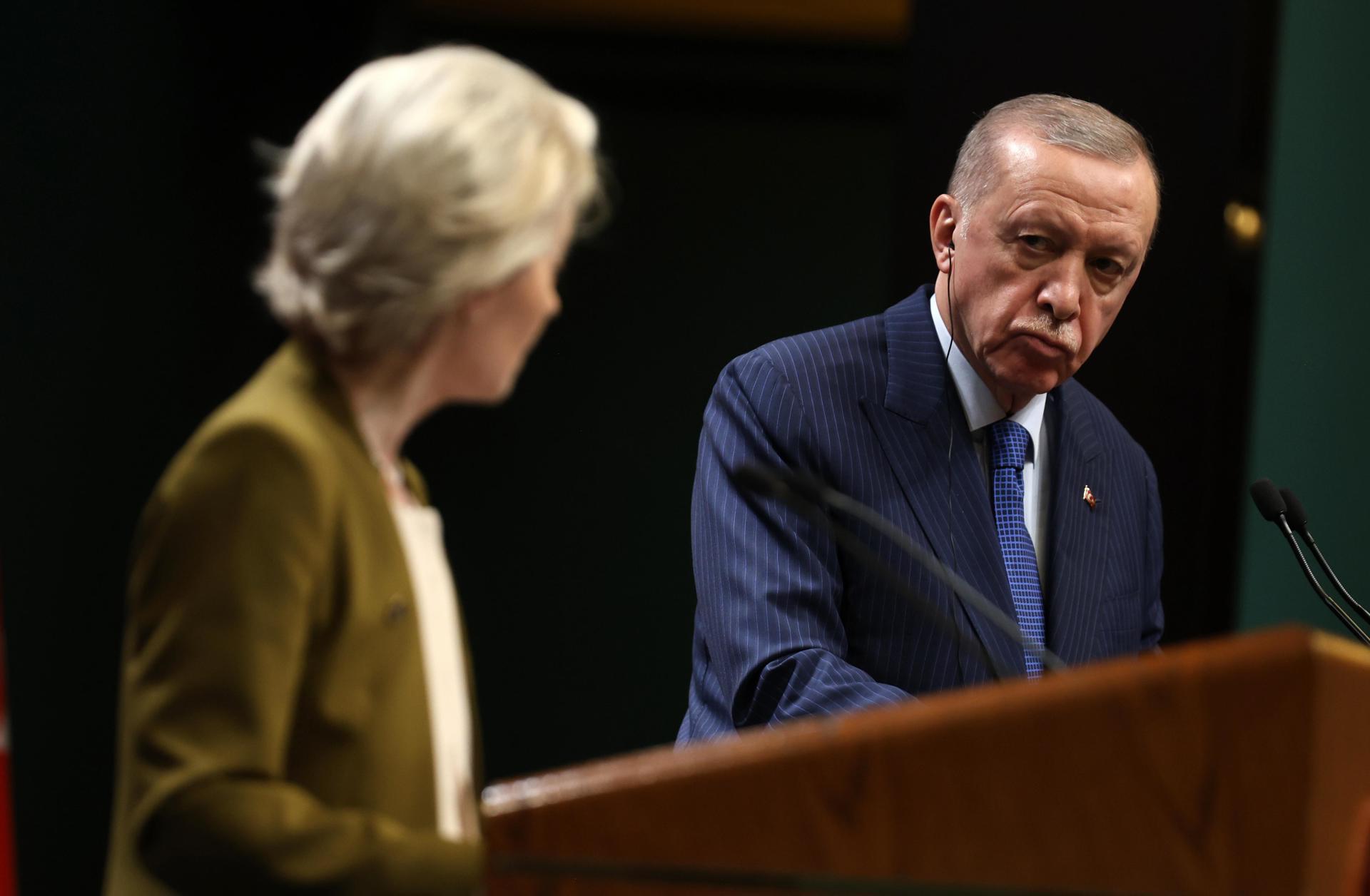 El presidente turco, Recep Tayyip Erdogan (D), y la presidenta de la Comisión Europea, Ursula Von der Leyen (I) asisten a una conferencia de prensa conjunta tras su reunión en el Palacio Presidencial de Ankara, el 17 de diciembre de 2024. EFE/EPA/NECATI SAVAS
