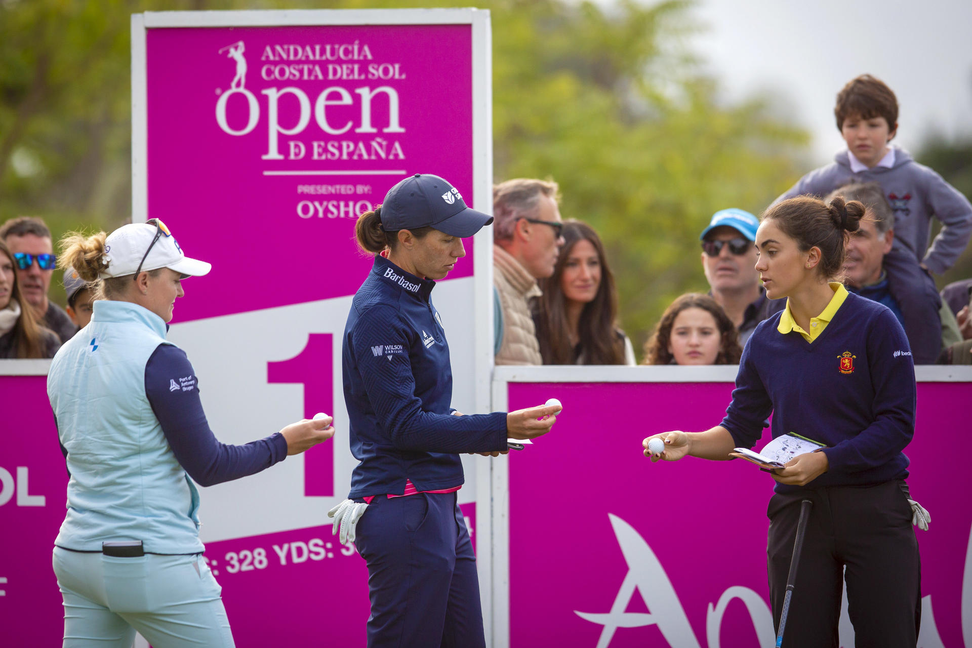 Las golfistas Carlota Ciganda (c), Manon de Roey (i) y Andrea Revuelta (d), en el inicio de la última jornada del Andalucía Costa del Sol Open de España disputado este fin de semana en el campo del Real Club de Golf Guadalhorce de Málaga. EFE/Álvaro Cabrera
