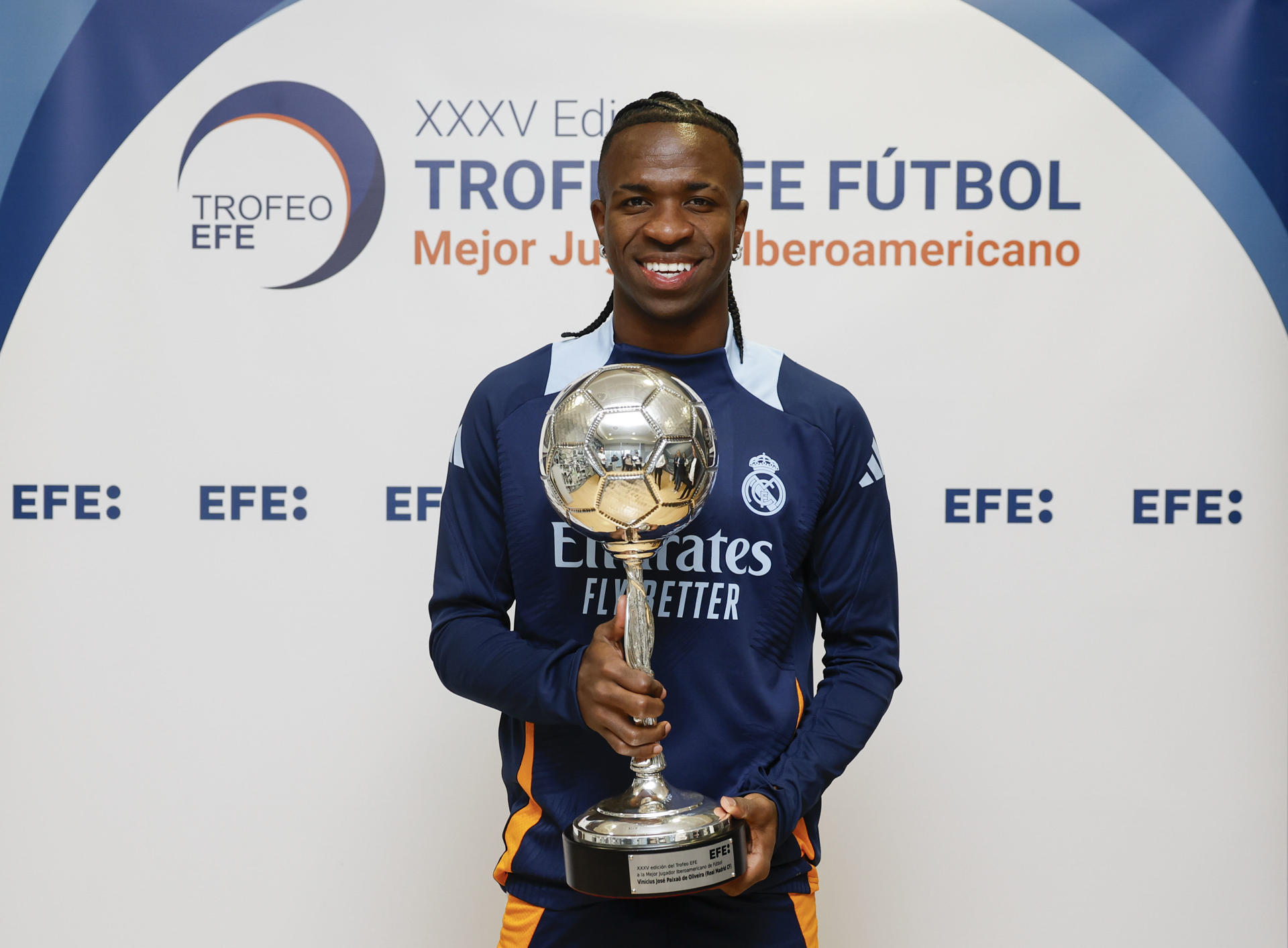 El delantero brasileño del Real Madrid Vinicius jr. posa con el Trofeo EFE al Mejor Jugador Iberoamericano de Fútbol. EFE
