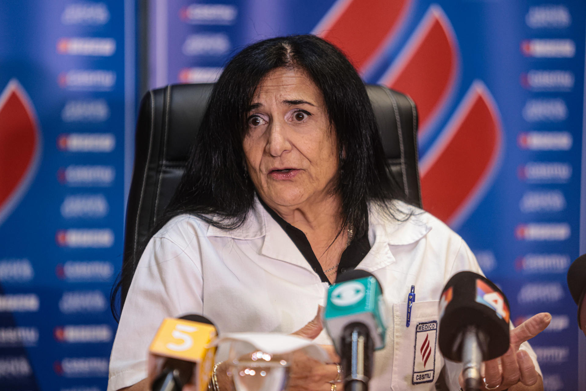 La doctora personal del expresidente José Mujica, Raquel Panone habla durante una rueda de prensa sobre el estado de salud de Mujica después de la intervención de un stent en el esófago este viernes, en Montevideo (Uruguay). EFE/ Gastón Britos
