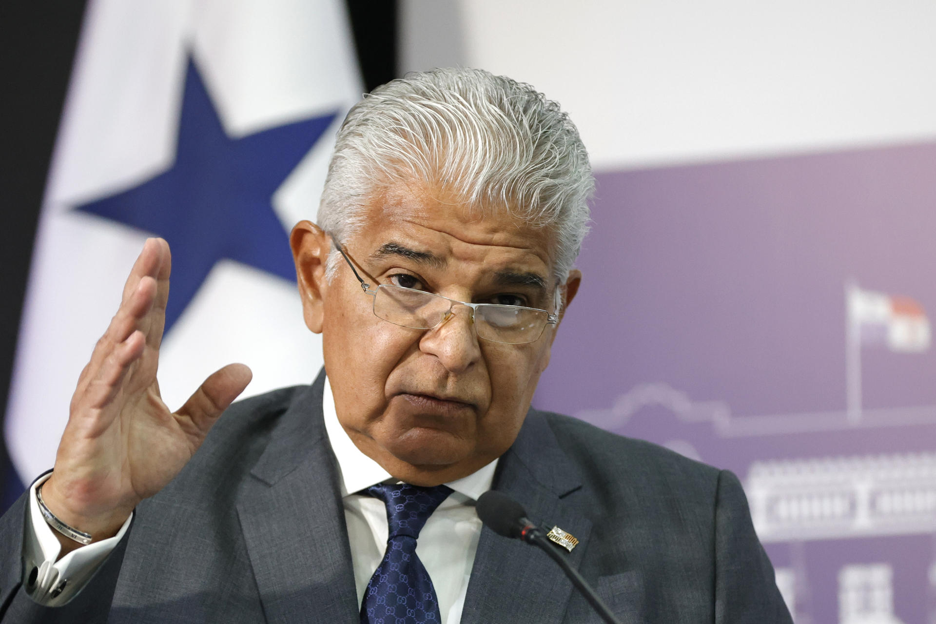 El presidente de Panamá, José Raúl Mulino, habla durante una conferencia de prensa este jueves en Ciudad de Panamá (Panamá). EFE/ Bienvenido Velasco
