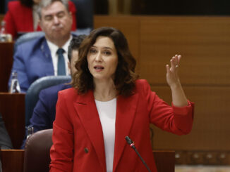 La presidenta de la comunidad de Madrid, Isabel Díaz Ayuso, interviene en el pleno de la Asamblea de Madrid este jueves. EFE/Sergio Pérez