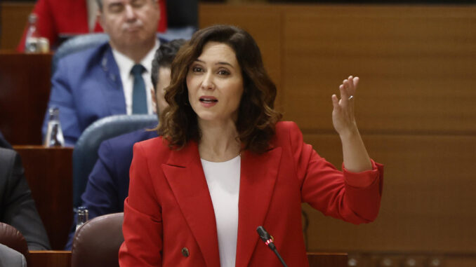 La presidenta de la comunidad de Madrid, Isabel Díaz Ayuso, interviene en el pleno de la Asamblea de Madrid este jueves. EFE/Sergio Pérez
