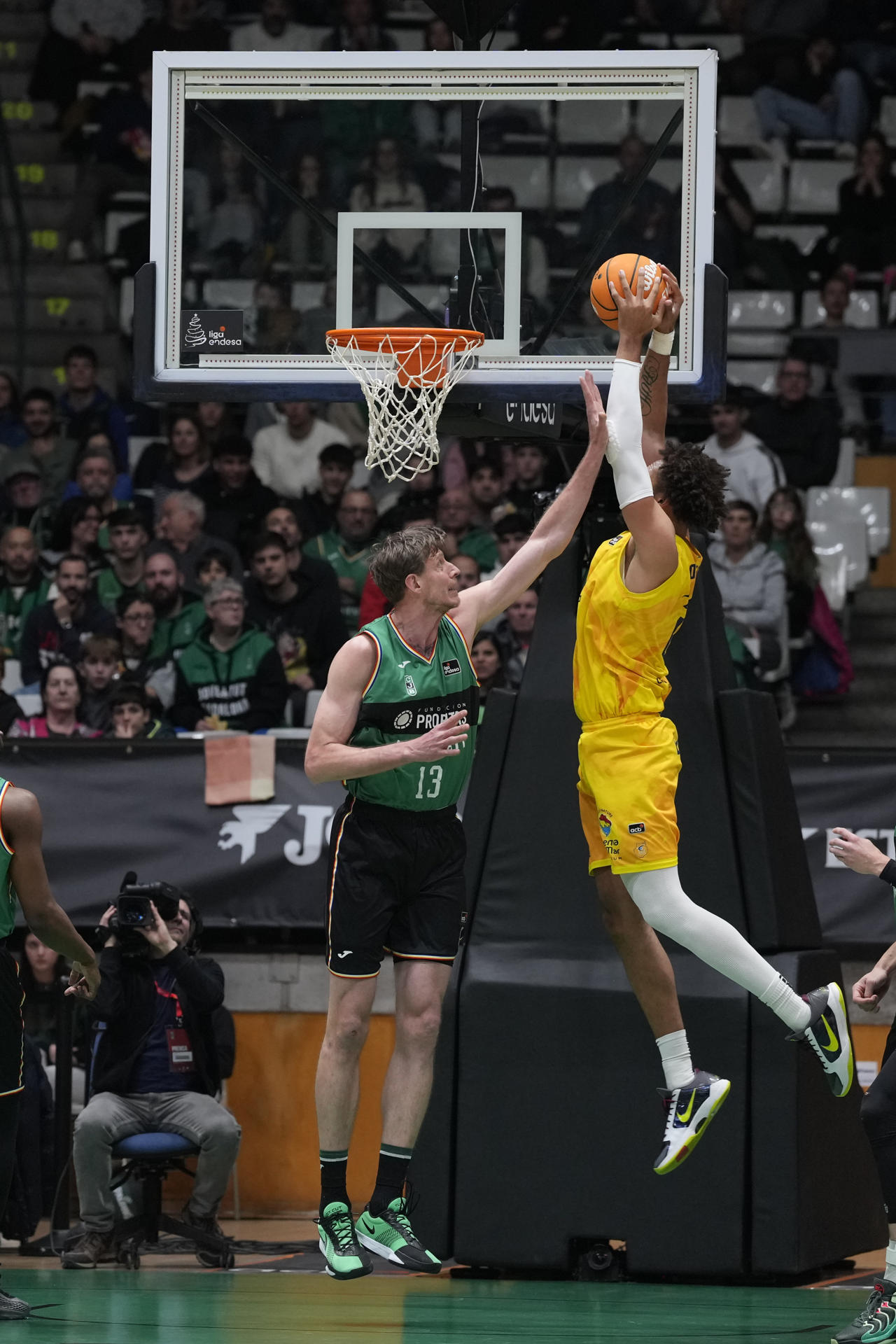 El jugador del Gran Canaria Pierre Pelos (d) entra a canasta ante Artem Pustovyi, del Joventut , durante el partido de la Liga Endesa de baloncesto que disputan este lunes en el Pabellón Olímpico de Badalona. EFE/Alejandro García
