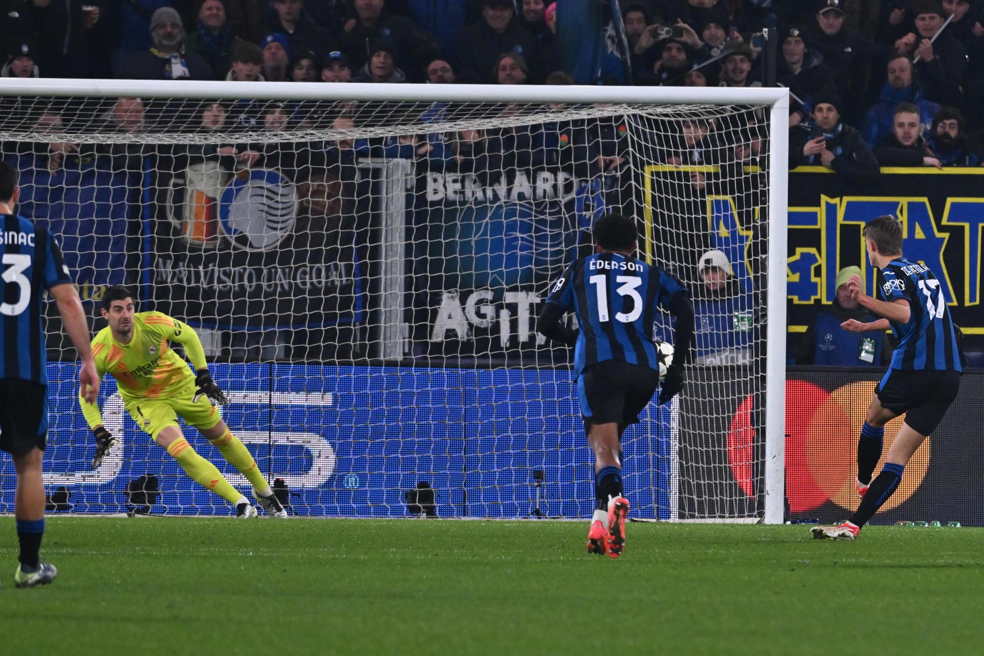 El jugador del Atalanta Charles de Ketelaere logra el 1-1 durante el partido de la sexta jornada de la UEFA Champions League que han jugado Atalanta BC y Real Madrid, en Bérgamo, Italia. EFE/EPA/MICHELE MARAVIGLIA
