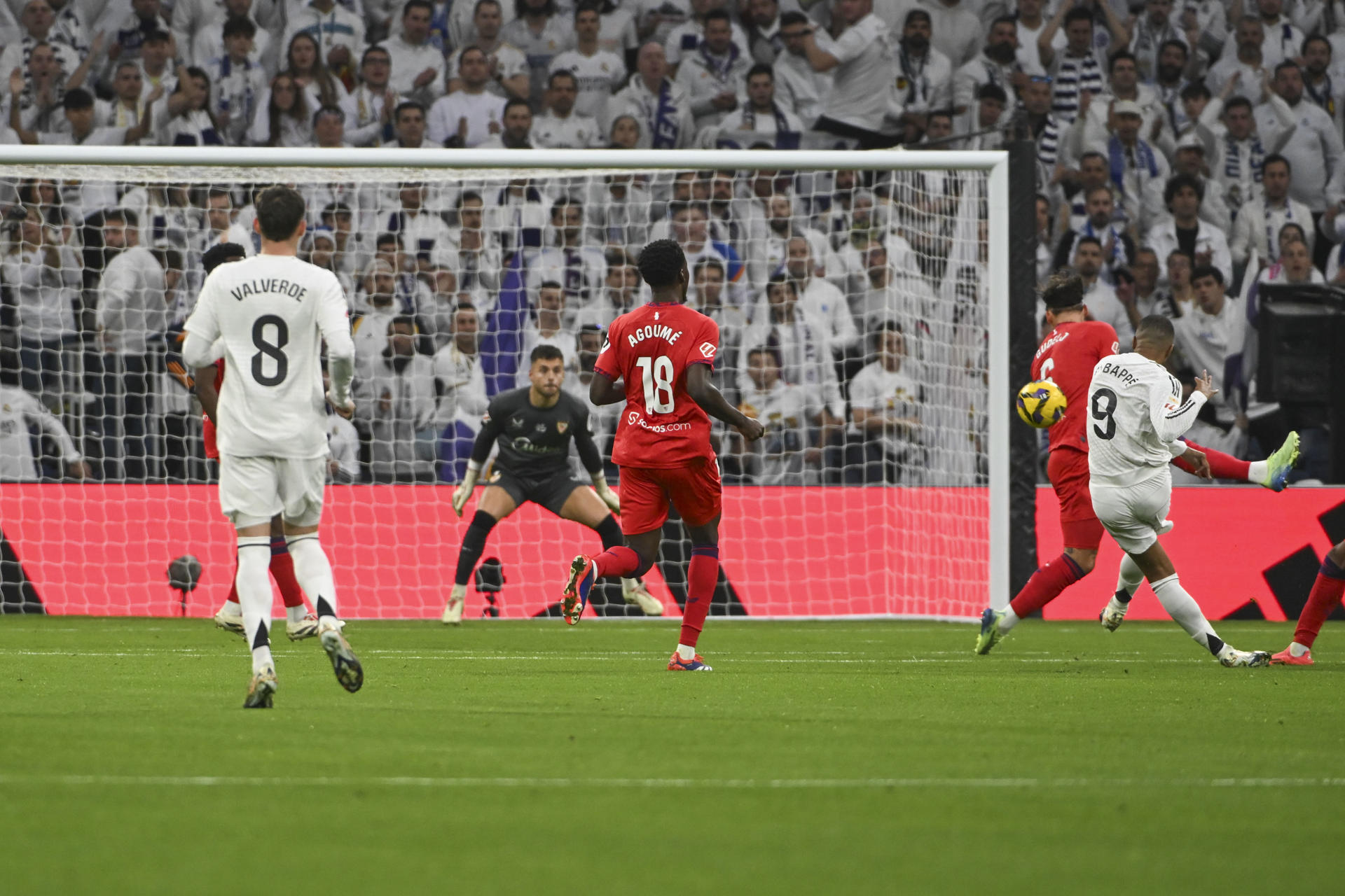 El delantero francés del Real Madrid Kylian Mbappé (d) consigue el primer gol de su equipo durante el partido de LaLiga entre el Real Madrid y el Sevilla, este domingo en el estadio Santiago Bernabéu. EFE/ Fernando Villar
