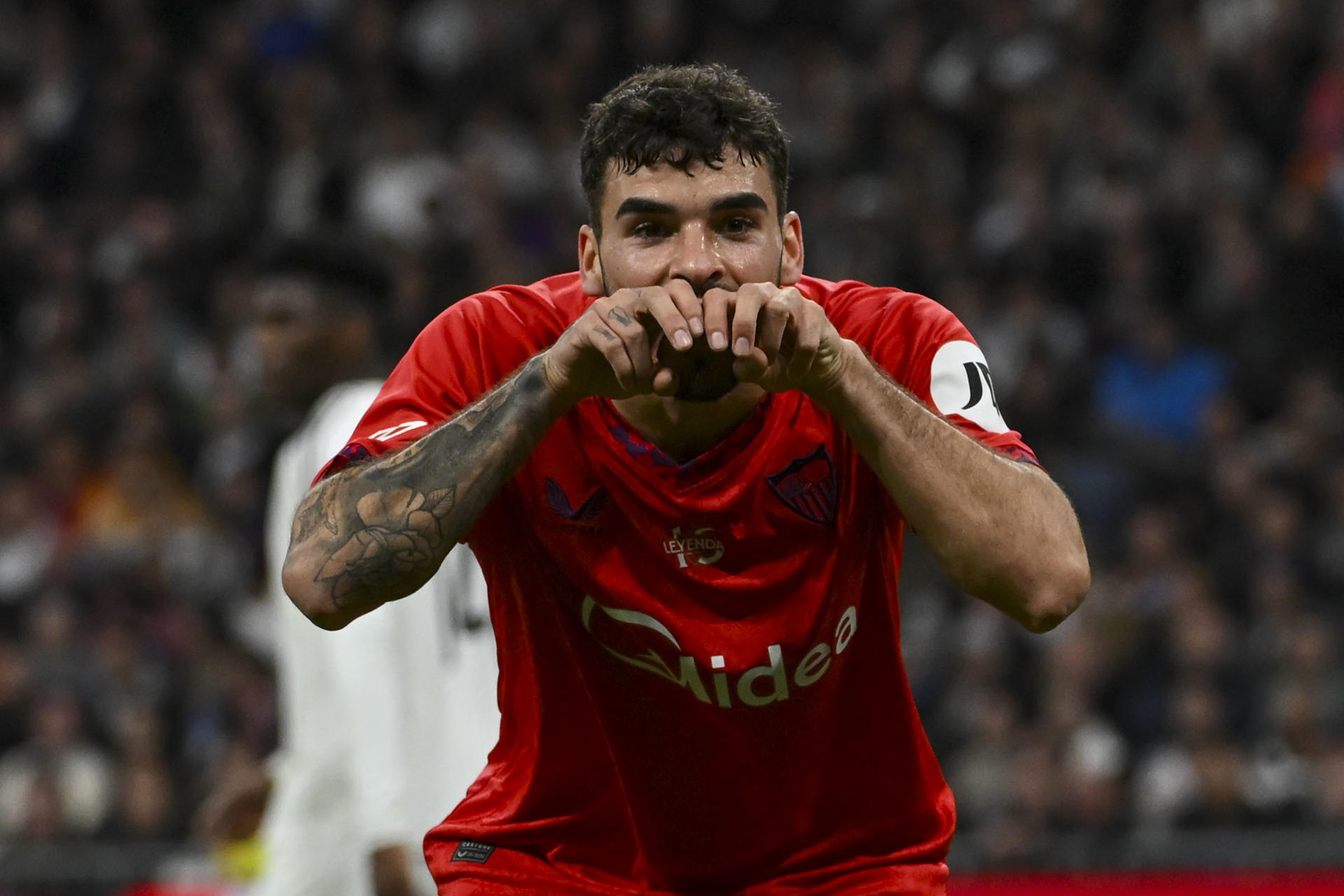 El jugador del Sevilla Isaac Romero durante el partido de LaLiga entre el Real Madrid y el Sevilla, este domingo en el estadio Santiago Bernabéu. EFE/Fernando Villar
