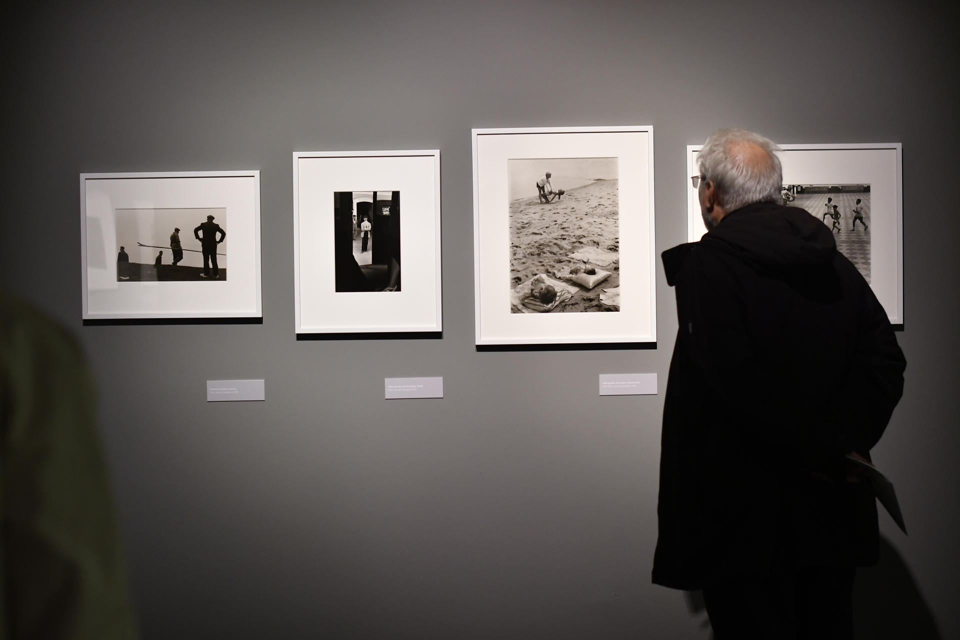 Un visitante observa algunas imágenes del fotógrafo estadounidense Louis Stettner mientras visita la retrospectiva de Louis Stettner en el Centro Andaluz de la Fotografía en Almería, sur de España, el 12 de diciembre de 2024 (publicado el 14 de diciembre de 2024). La exposición estará abierta hasta el 2 de marzo de 2025. EFE/Carlos Barba
