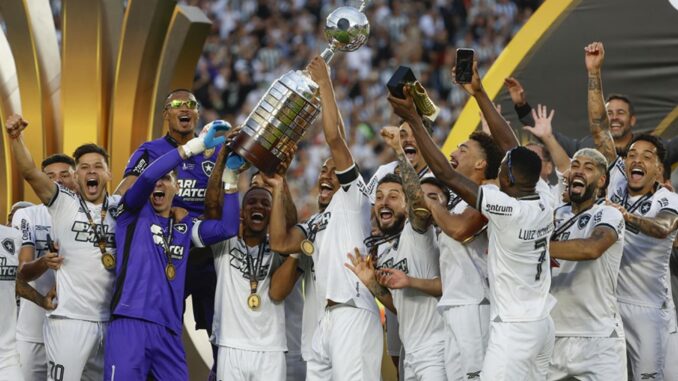 Jugadores de Botafogo celebran con el trofeo al ganar la Copa Libertadores. EFE/ Antonio Lacerda
