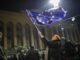 Un partidario de la oposición georgiana ondea la bandera de la Unión Europea durante una protesta frente al edificio del Parlamento en Tiflis, el 3 de diciembre de 2024. EFE/EPA/DAVID MDZINARISHVILI