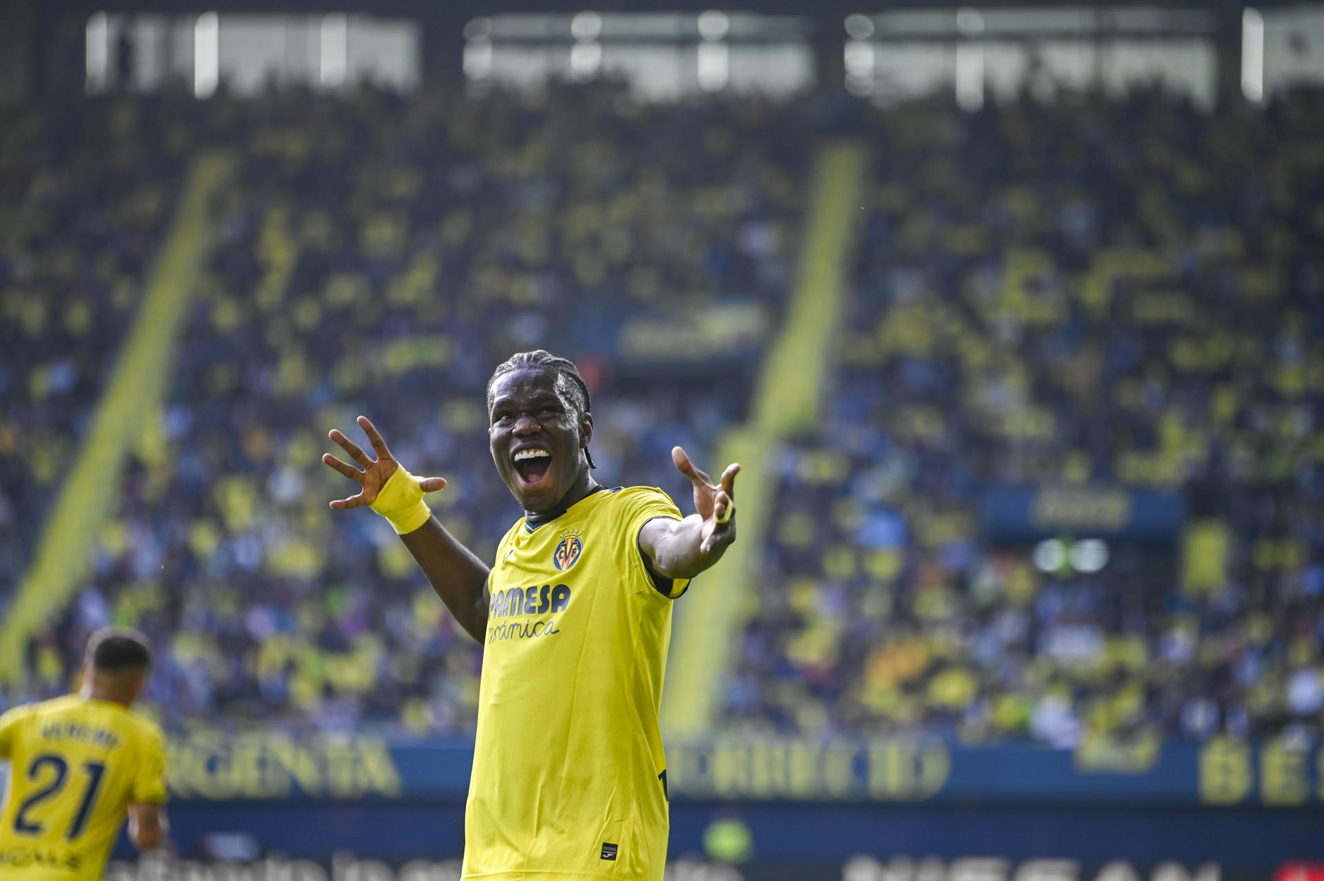 El delantero francés del Villarreal, Thierno Barry celebra su tanto ante el Villarreal durante el partido de LaLiga entre el Villarreal y el Girona FC disputado este domingo en el estadio de La Cerámica en Villarreal. EFE/ Andreu Esteban
