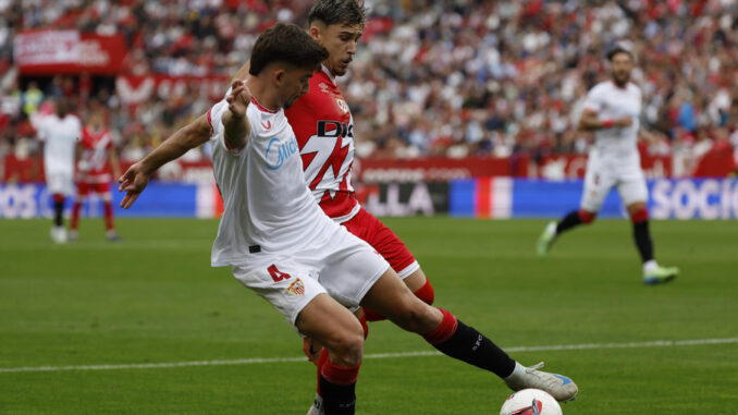 El defensa del Sevilla Kike Salas en el estadio Sánchez-Pizjuán en Sevilla en foto de archivo de Julio Munoz. EFE
