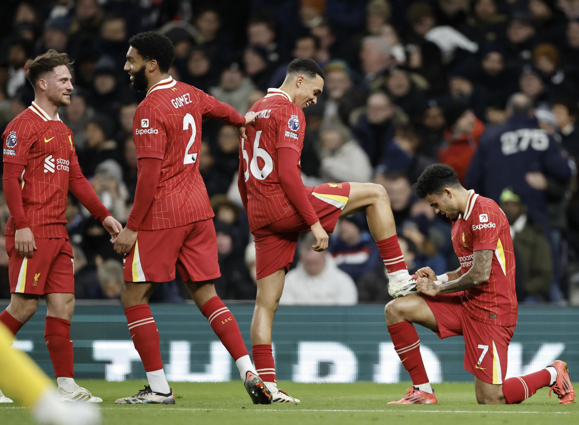 El jugador del Liverpool Luis Diaz (d) limpia la bota de Alexander-Arnold durante el partido de la Premier League que han jugado Tottenham Hotspur y Liverpool FC, en Londres, Reino Unido. EFE/EPA/TOLGA AKMEN
