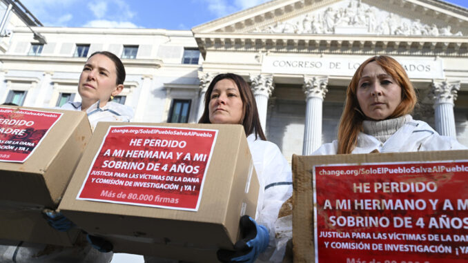 Familiares de fallecidos en la dana entregan este jueves en el Congreso de los Diputados más de 65.000 firmas recogidas en las últimas dos semanas pidiendo justicia para las víctimas y que se abra una comisión de investigación por la gestión de la catástrofe. EFE/ Fernando Villar
